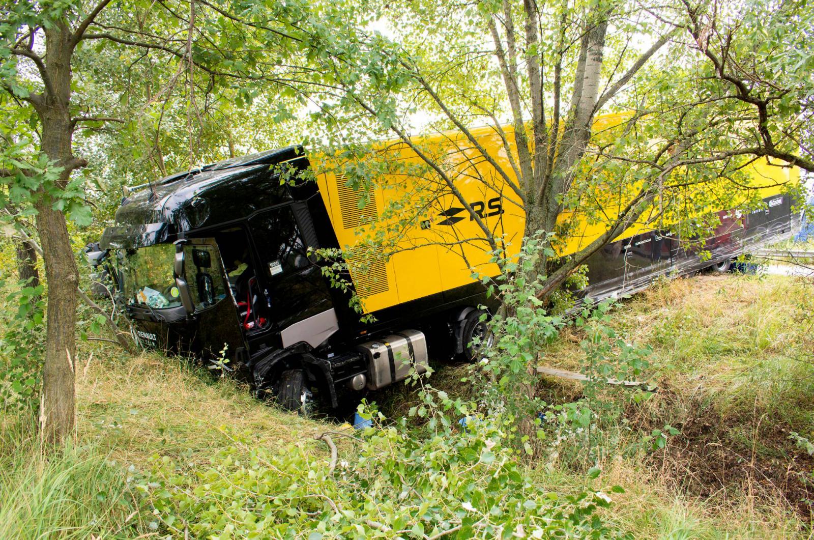 A Renault Forma-1-es csapat egyik szállítókamionja az M1-es autópálya 121 kilométerénél Győrnél