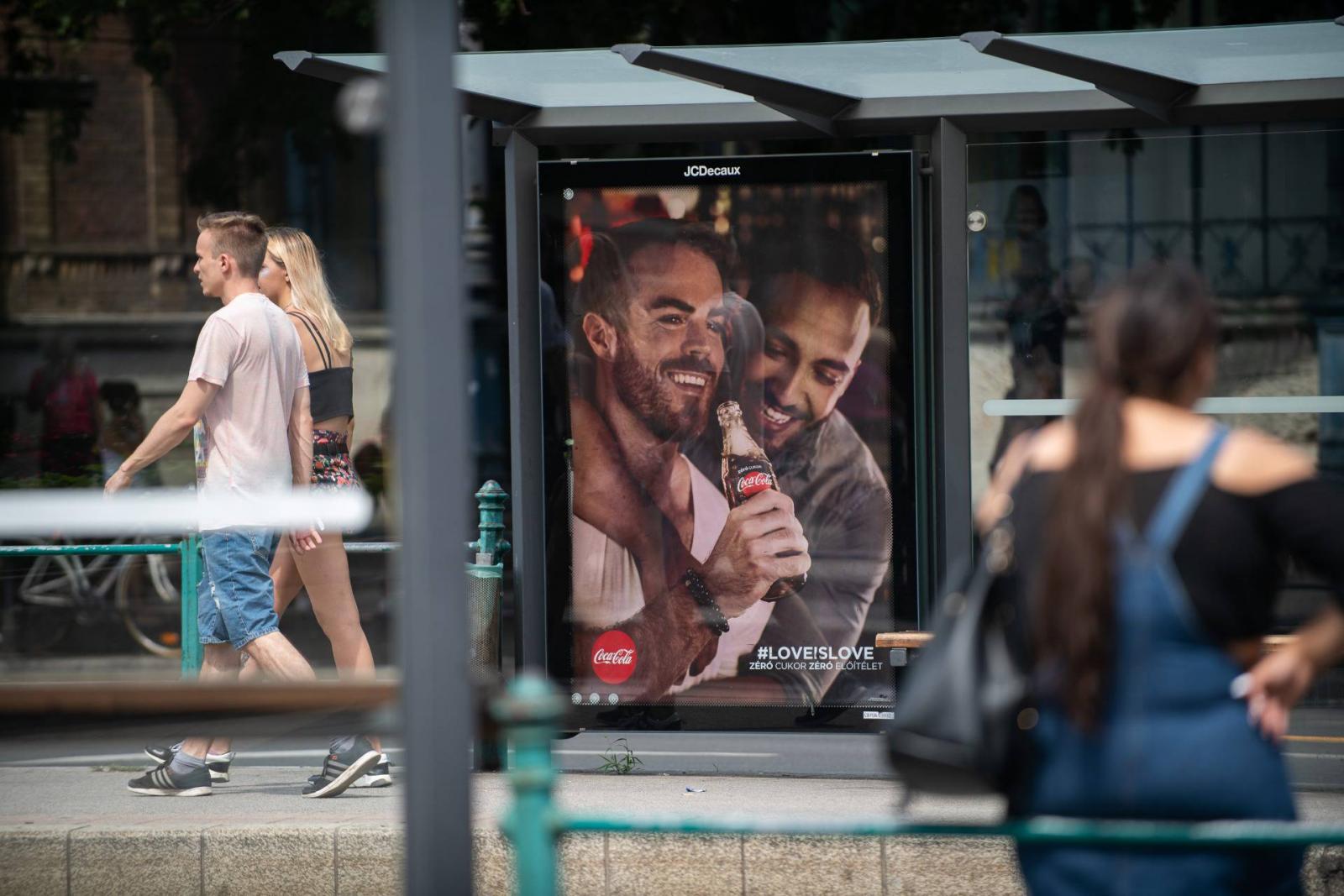 A Coca-Cola-hirdetések miatt sürgős lett az új reklámtender lezárása