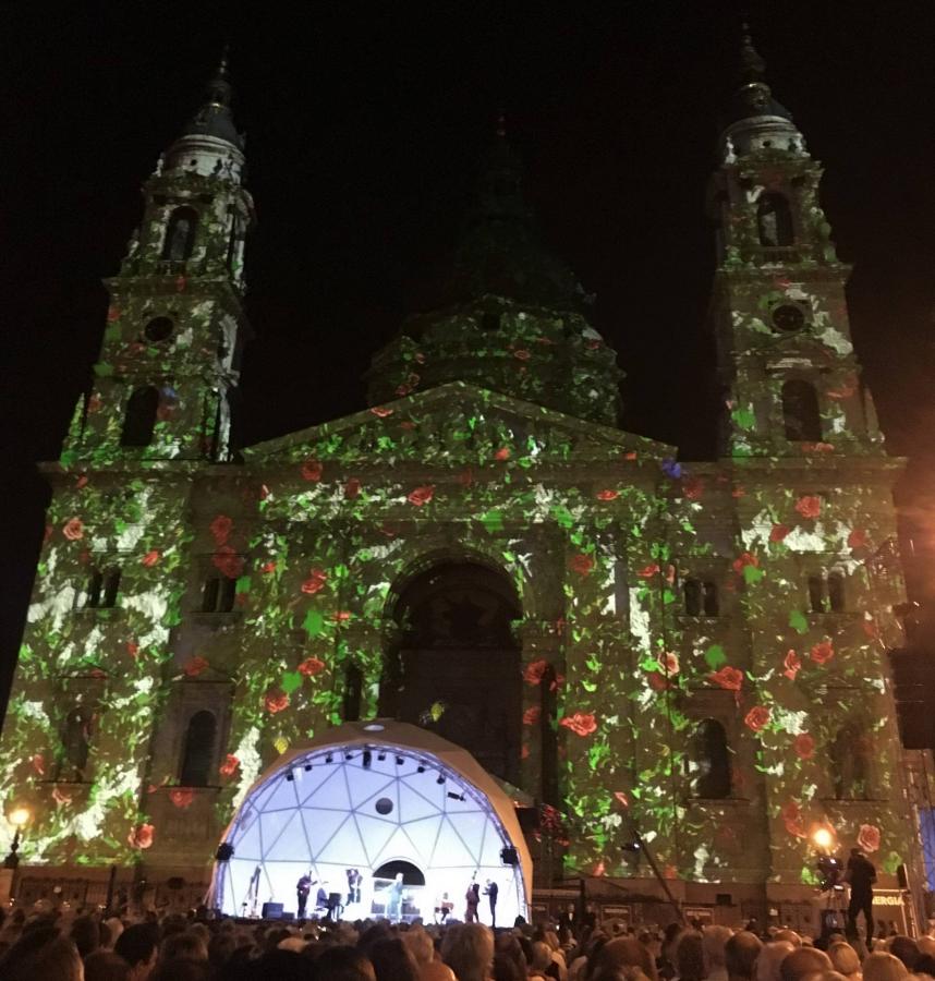 Piaf La vie en rose dalát Harcsa Veronika énekelte, Rózsa nőtt a falakra. Piazzola: Oblivion, hatásos fényekkel