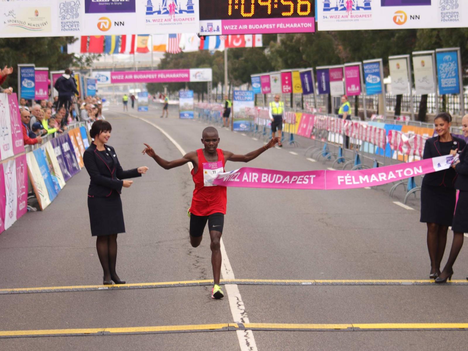 Laban Cheruiyot (Kenya) 1:04:56-es időeredménnyel nyerte meg az abszolút versenyt a 2019. évi Budapest Félmaratonon