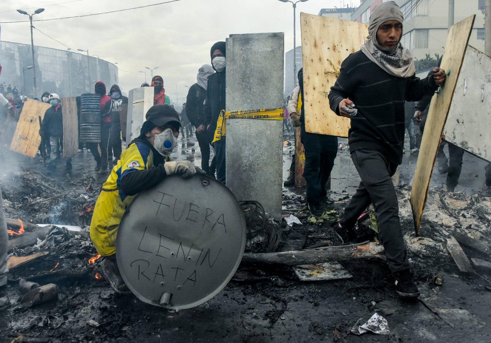 Tüntetők vasárnap, a tárgyalások kezdetét várva.