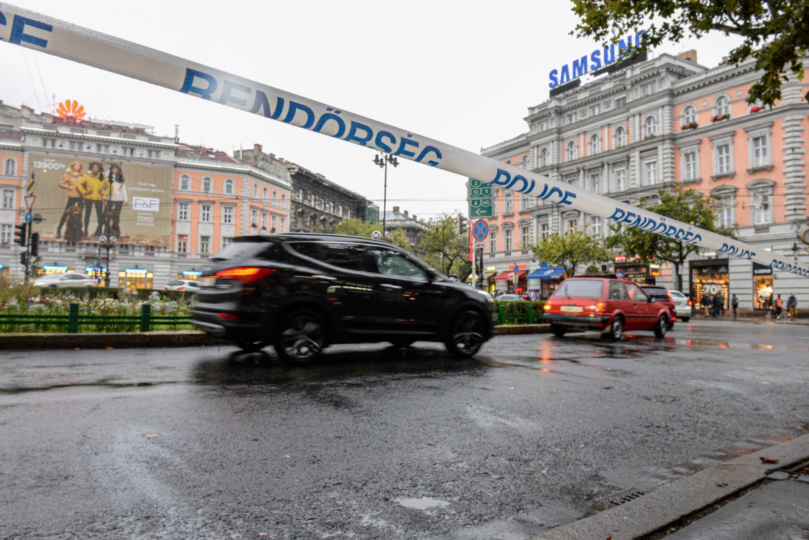 Rendőrségi lezárás az Oktogonon az orosz elnök érkezésének útvonalán