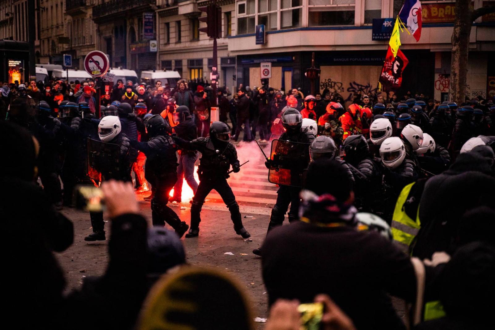 A demonstrációkhoz az utcákon az elmúlt években látványosan aktív csoportok is csatlakoztak: a sárgamellényesek és a tavaly május elsejei zavargásokban főszerepet vállaló anarchista csoportok, az úgynevezett „fekete blokkok” is