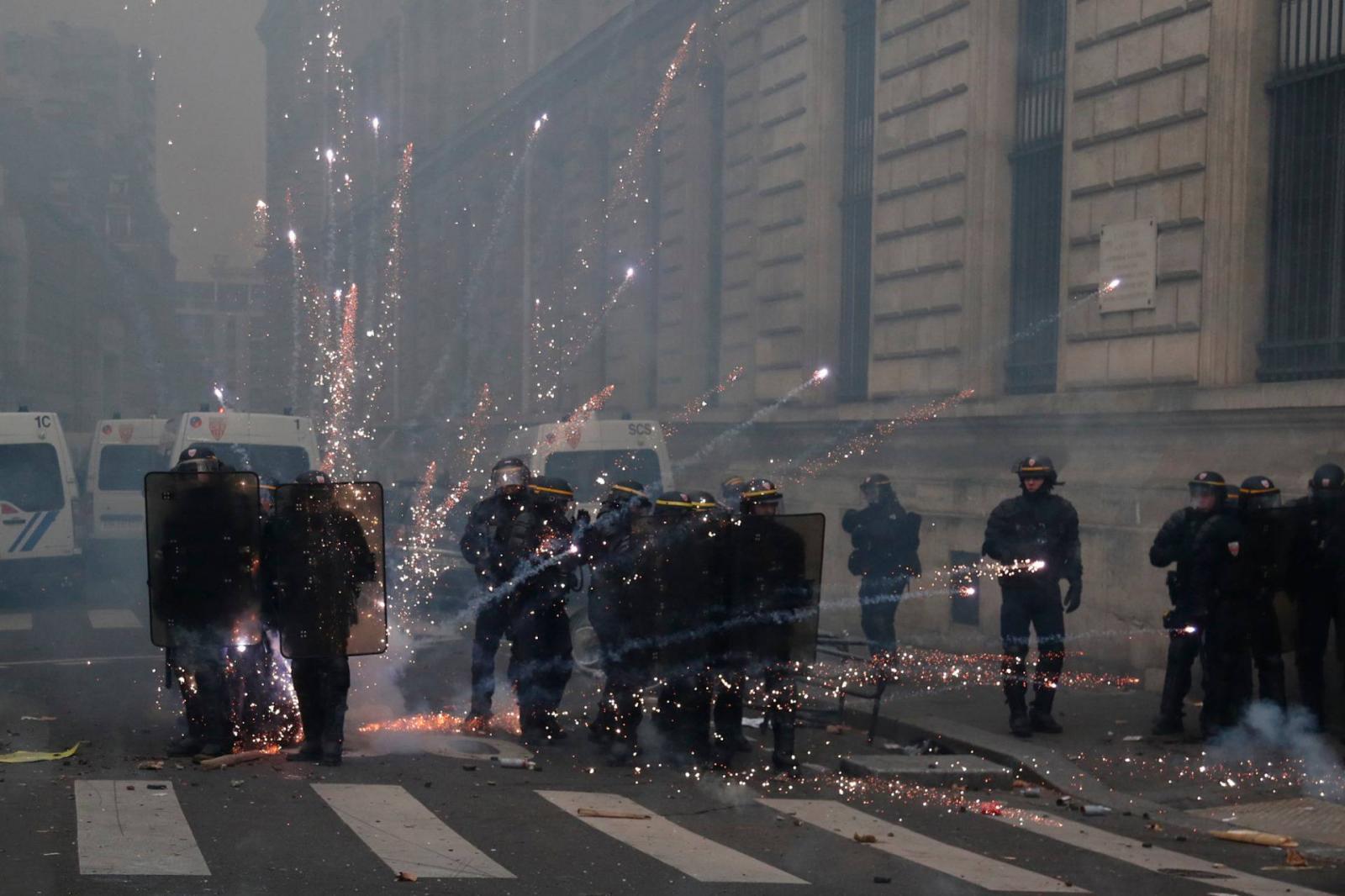 A demonstrációkhoz az utcákon az elmúlt években látványosan aktív csoportok is csatlakoztak: a sárgamellényesek és a tavaly május elsejei zavargásokban főszerepet vállaló anarchista csoportok, az úgynevezett „fekete blokkok” is