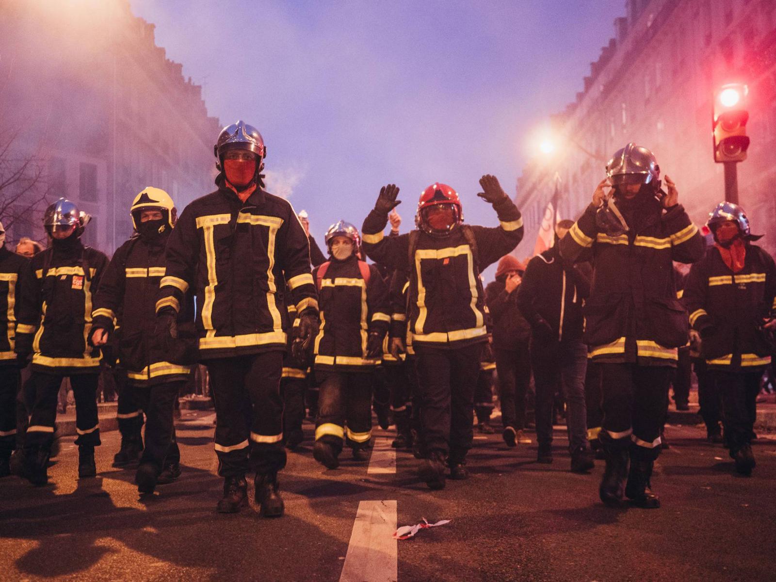 A demonstrációkhoz az utcákon az elmúlt években látványosan aktív csoportok is csatlakoztak: a sárgamellényesek és a tavaly május elsejei zavargásokban főszerepet vállaló anarchista csoportok, az úgynevezett „fekete blokkok” is