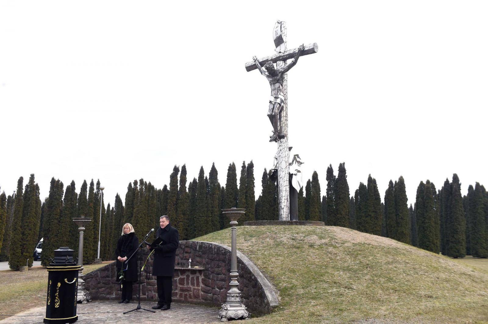 Balázs Árpád, Siófok volt polgármestere mondott beszédet Varga Imre búcsúztatásán, a szobrászművész szülővárosának Szépvölgyi utcai temetőjében 2020. január 8-án. A háttérben a művész Golgota című szobra