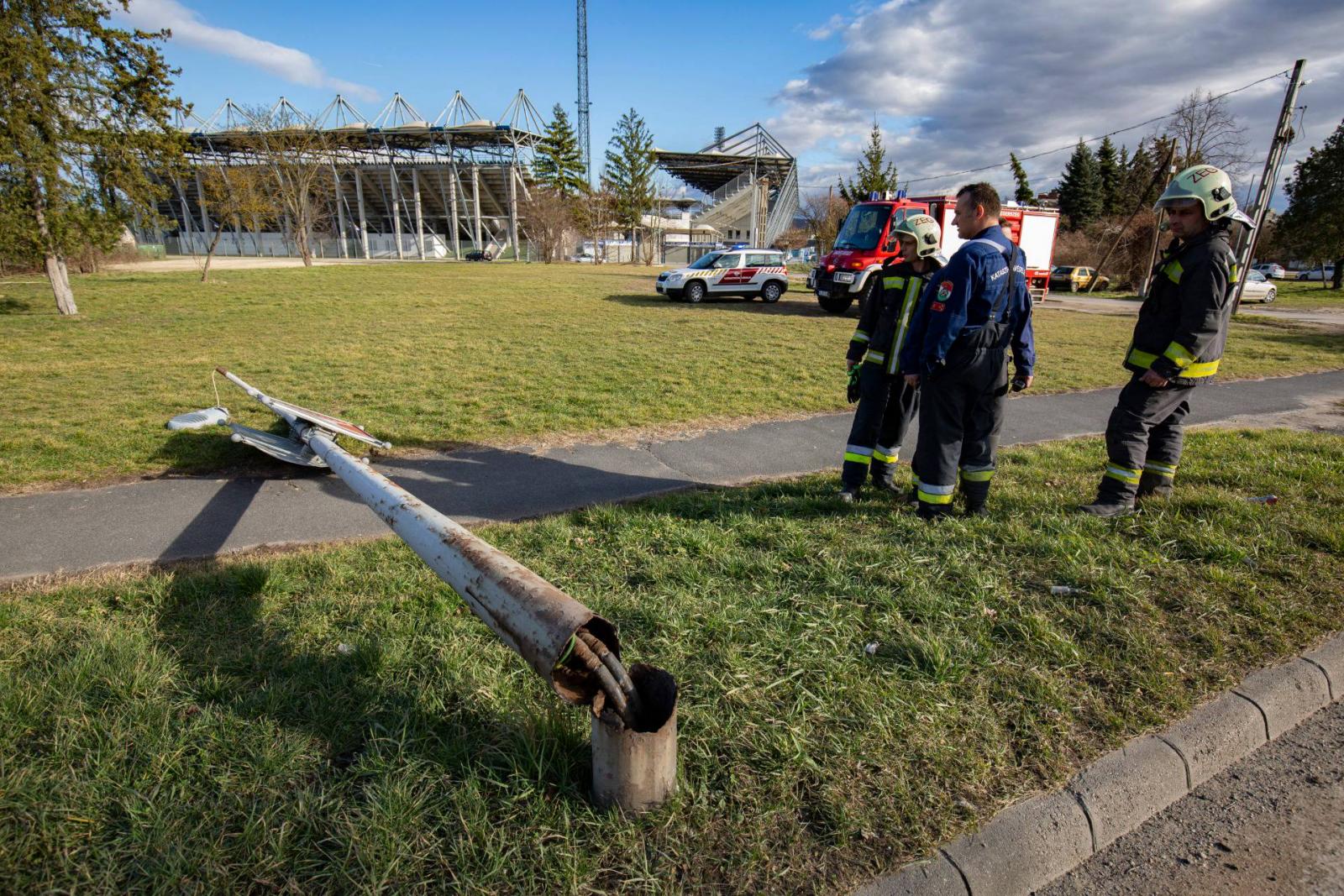 Erős szélben kidőlt lámpaoszlop Zalaegerszegen, a Batthyány Lajos úton