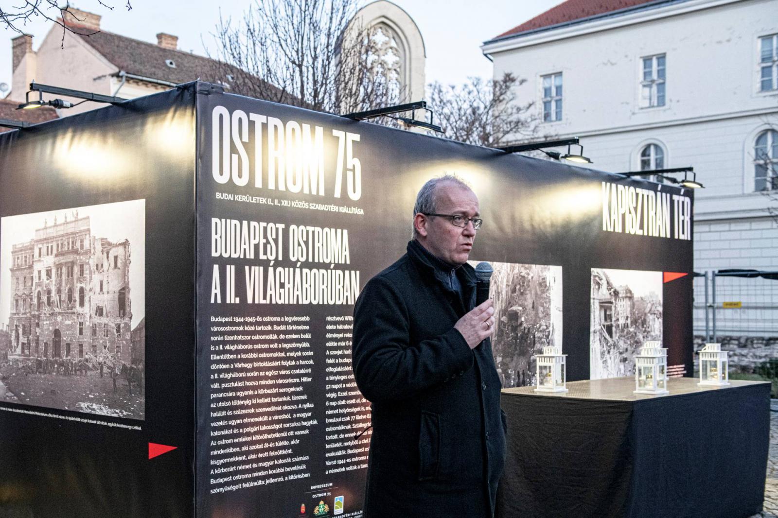 Ungváry Krisztián történész beszédet mond a rendezvényen