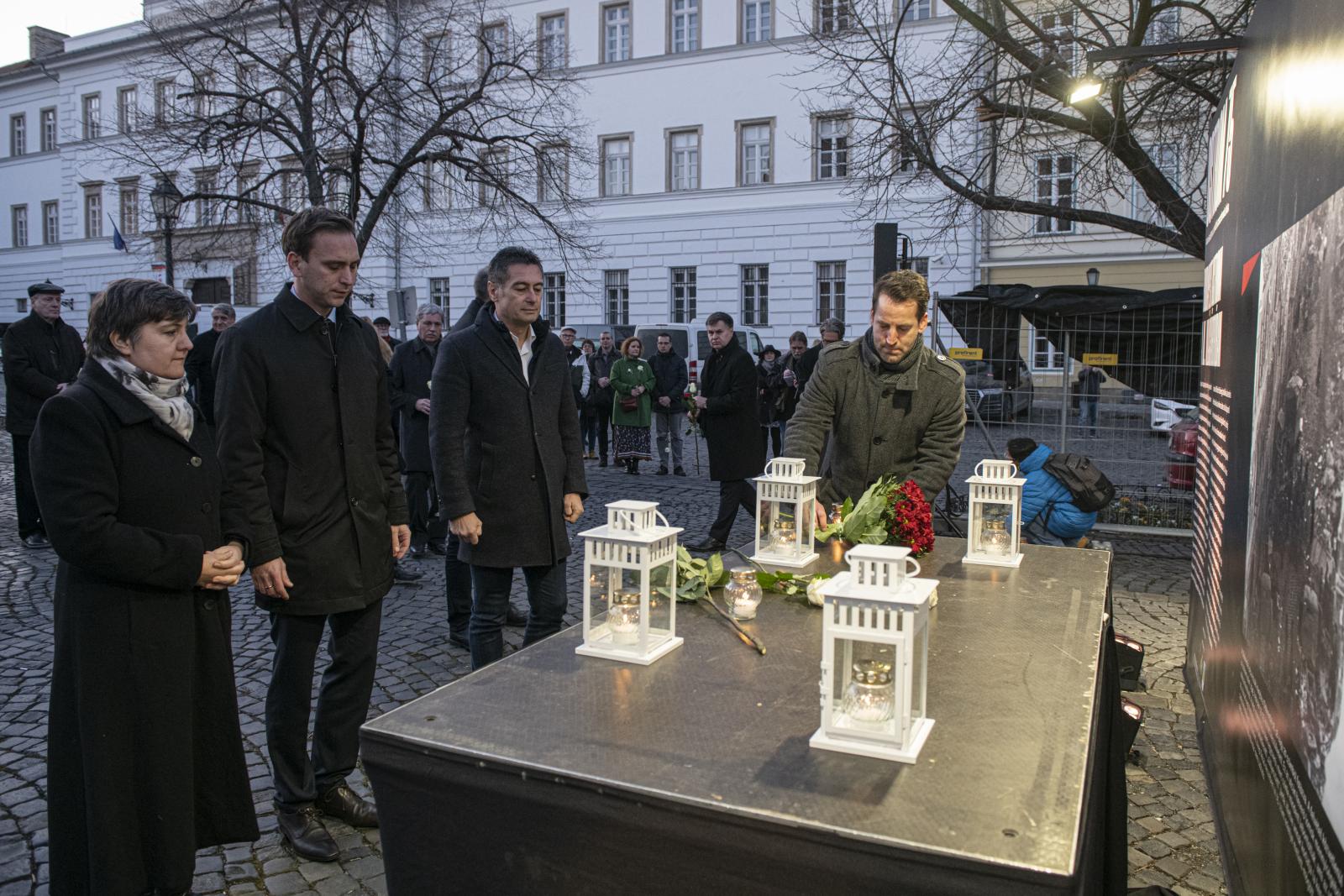 Ungváry Krisztián történész beszédet mond a rendezvényen