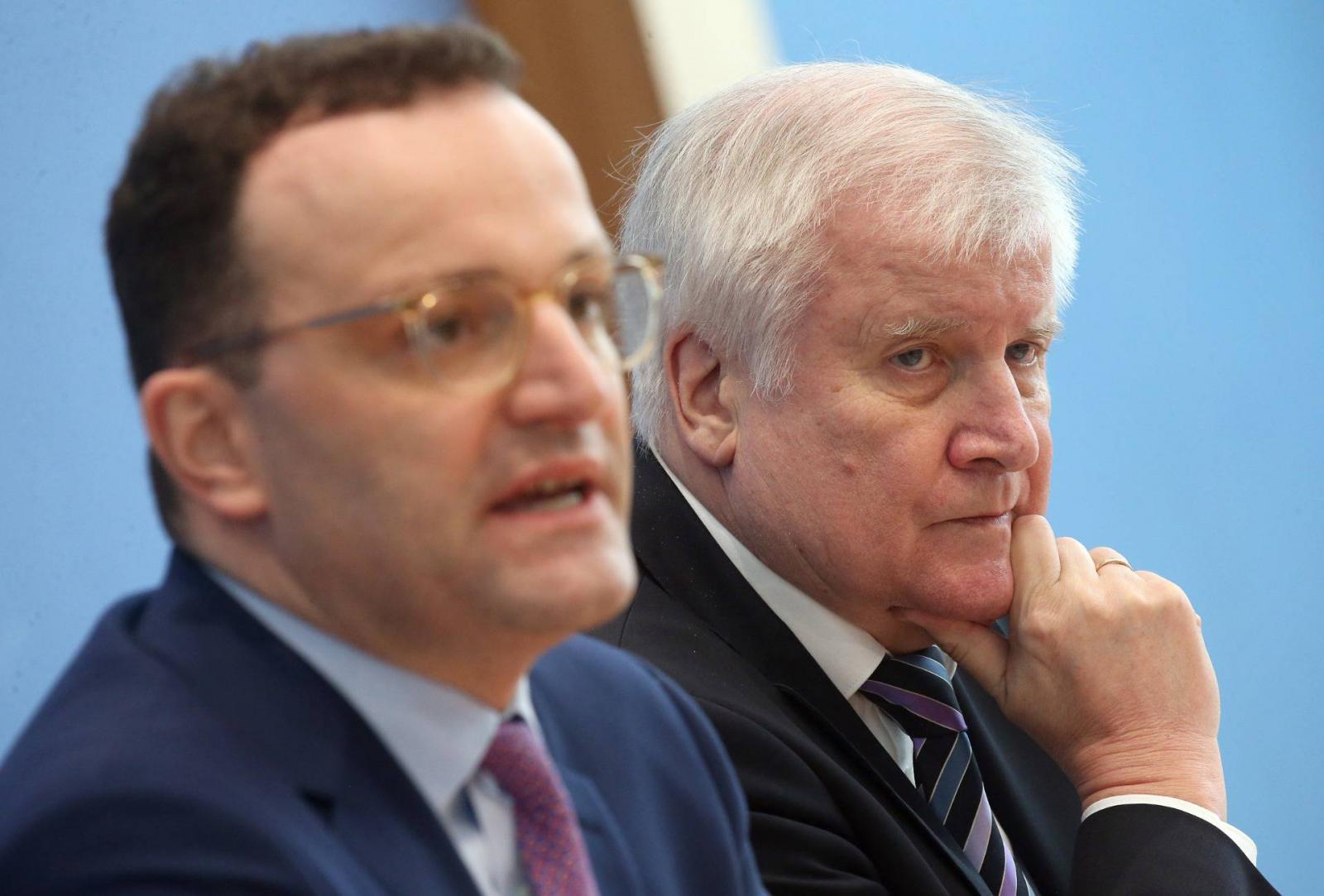 Jens Spahn és Horst Seehofer sajtótájékoztatója