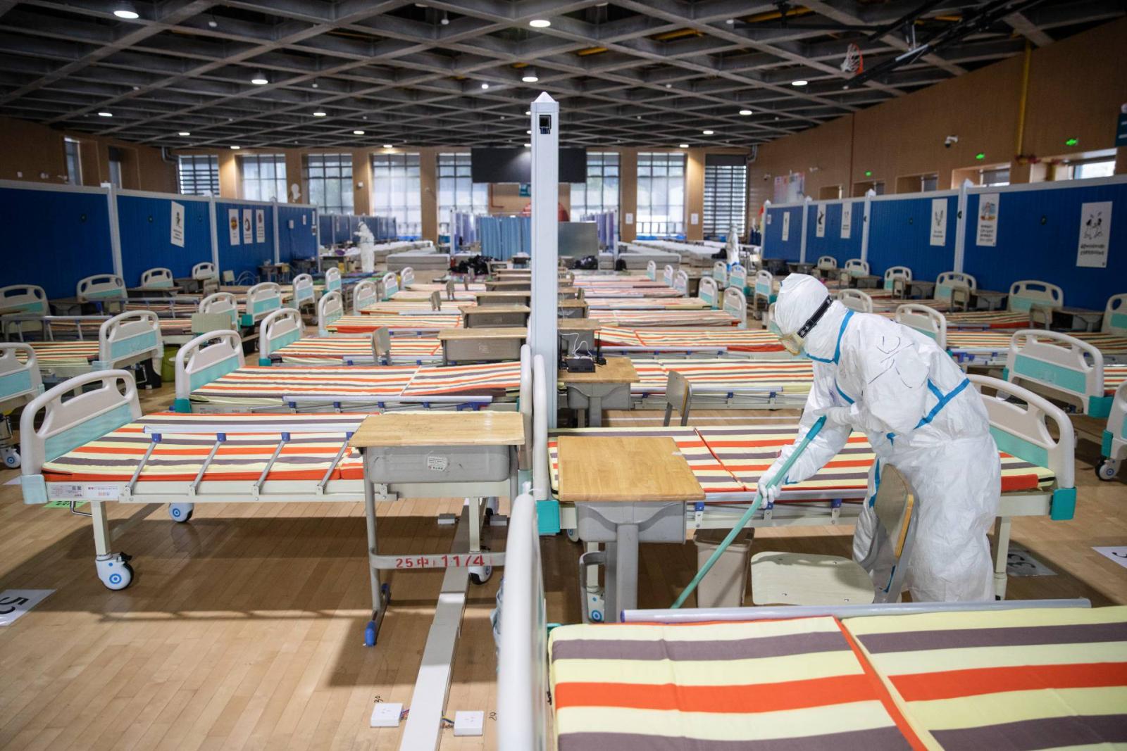 Egy munkás fertőtlenít az egyik vuhani víruskórházban