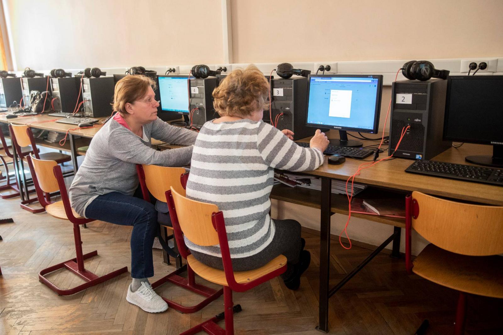 Pedagógusok ismerkednek Google Tanterem programmal az Orosházi Református Két Tanítási Nyelvű Általános Iskolában