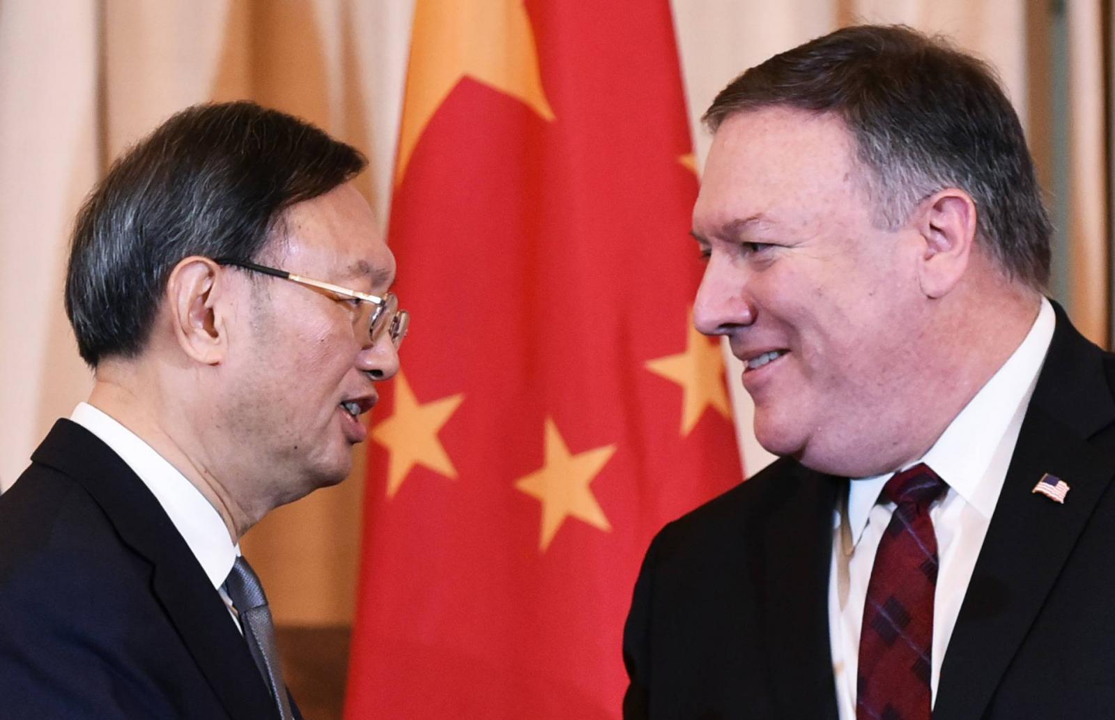 Mike Pompeo szerdán telefonon tárgyalt Jang Jie-csi kínai csúcsdiplomatával