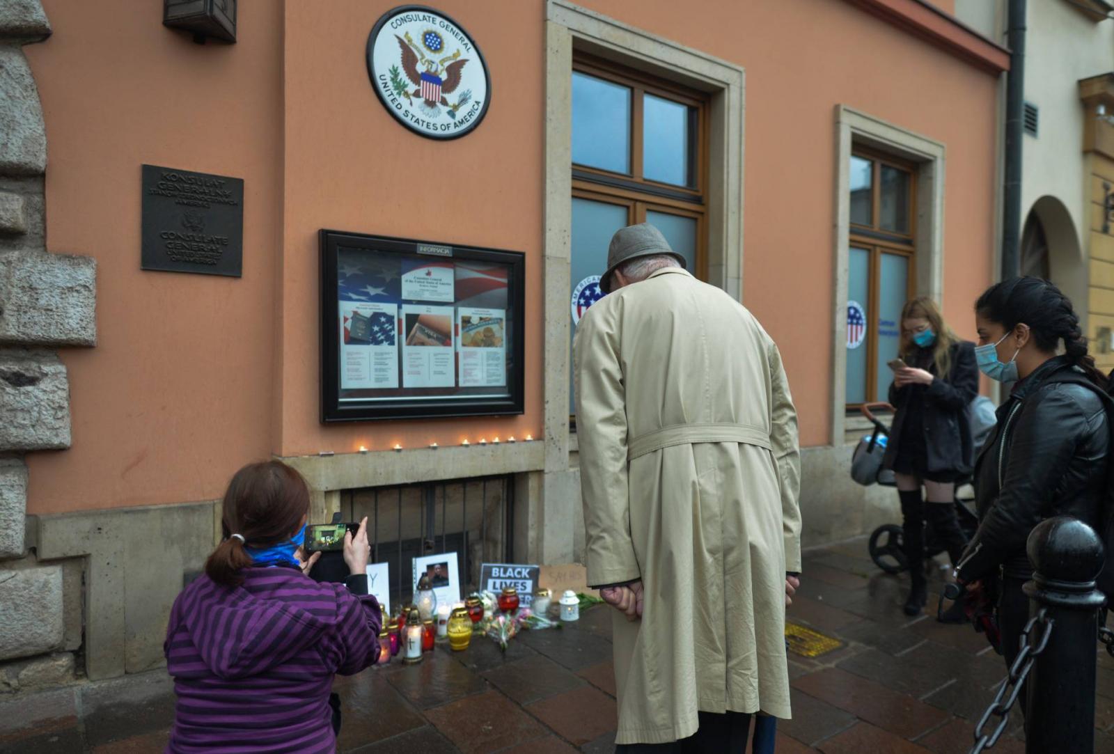 Megemlékezés a krakkói amerikai követség előtt