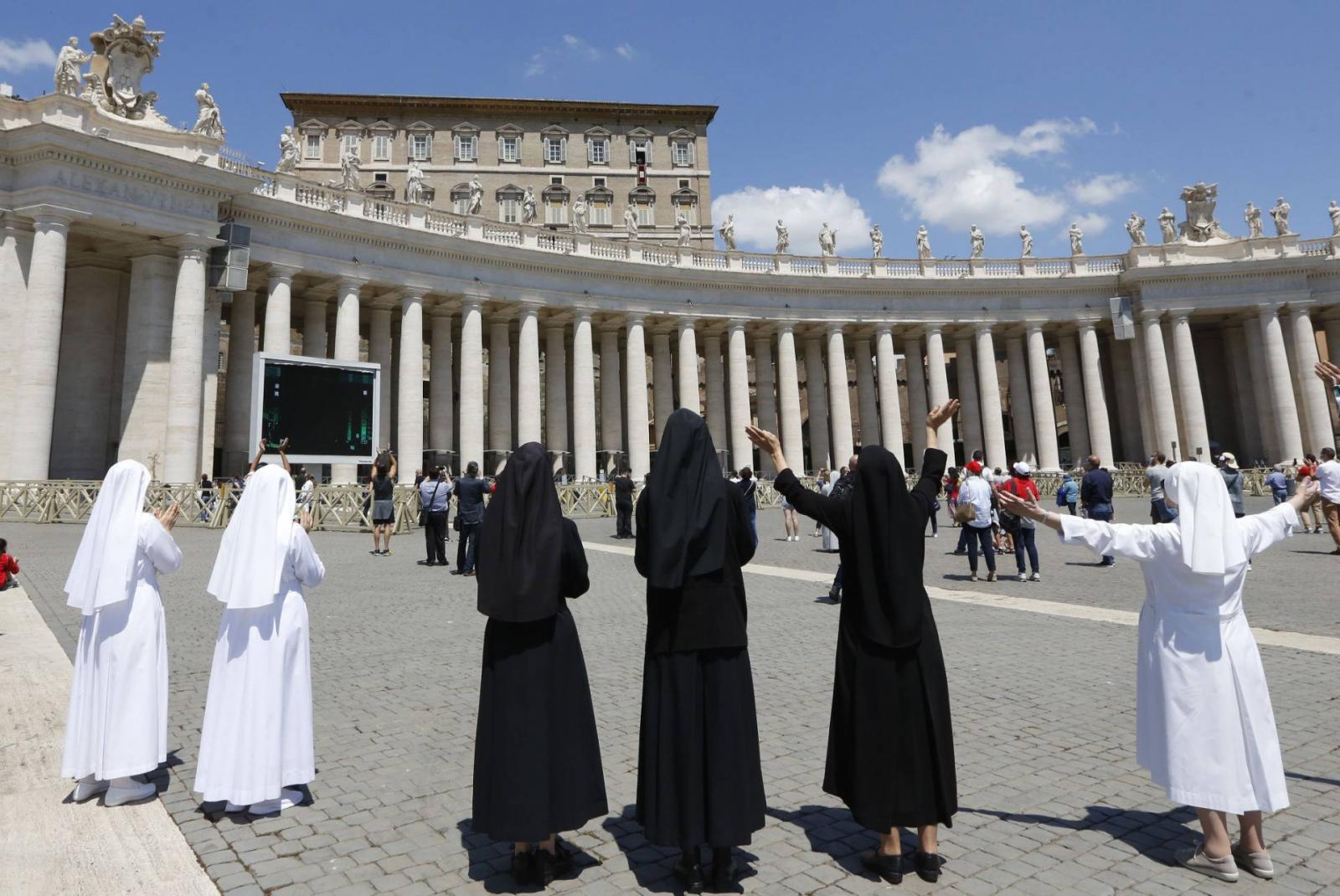 Religious rites gradually return to normal in Vatican