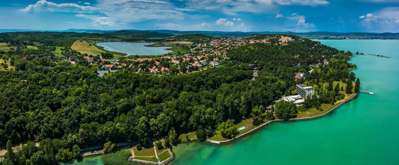 A tópart így olyan „szűk közjószágnak” számít, amelyre valamilyen mértékben mindenki okkal tart igényt