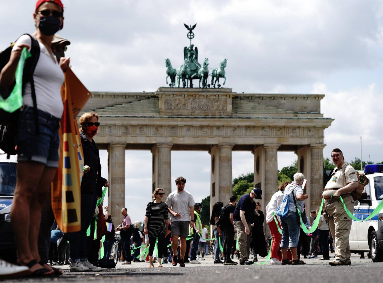 Tüntetés a a berlini Brandenburgi kapunál 2020. június 14-én