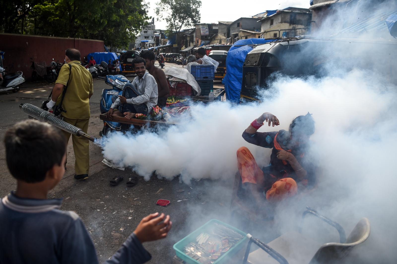 A dengue-láz és a maláriát terjesztő szúnyogokat irtó szert permeteznek Mumbai utcáin