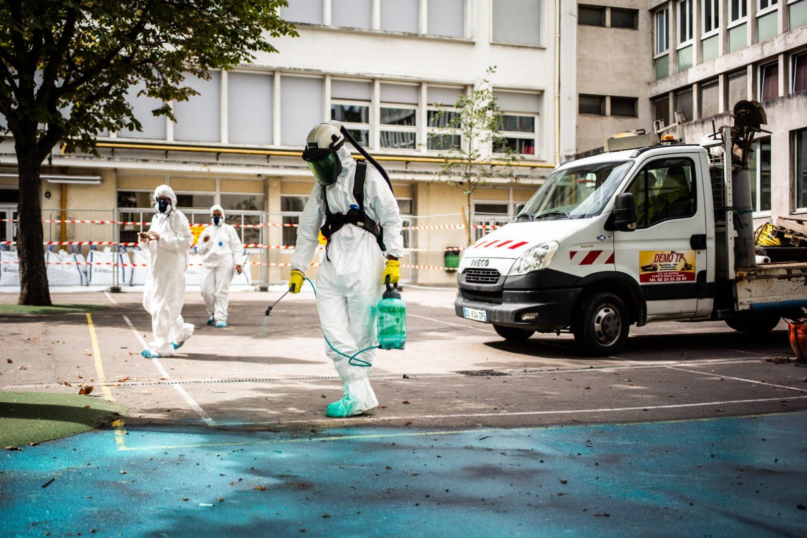 Ólomszennyezést hatástalanítanak a tűzvész után egy közeli iskola udvarán