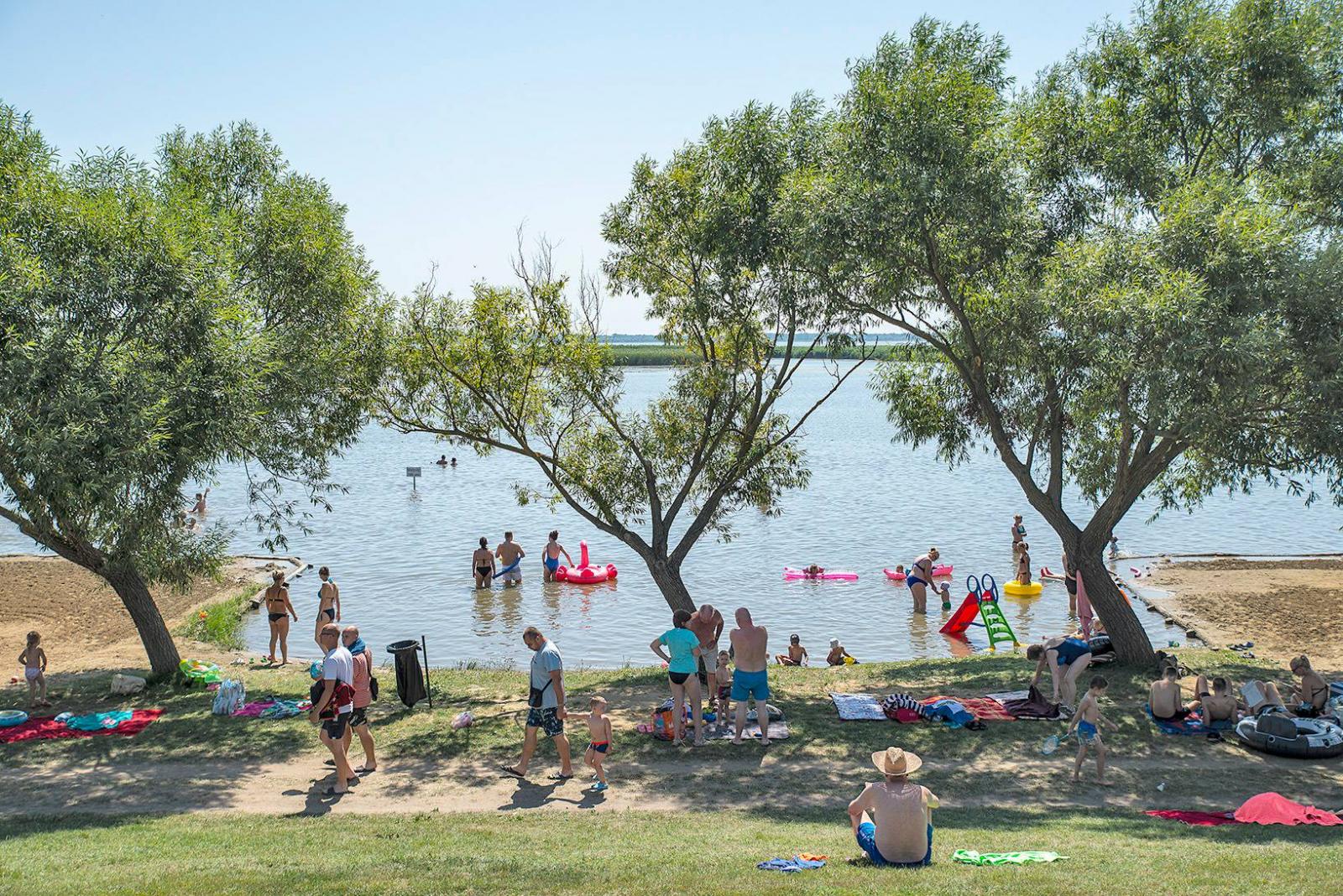 Nyaralók a Tisza-tónál