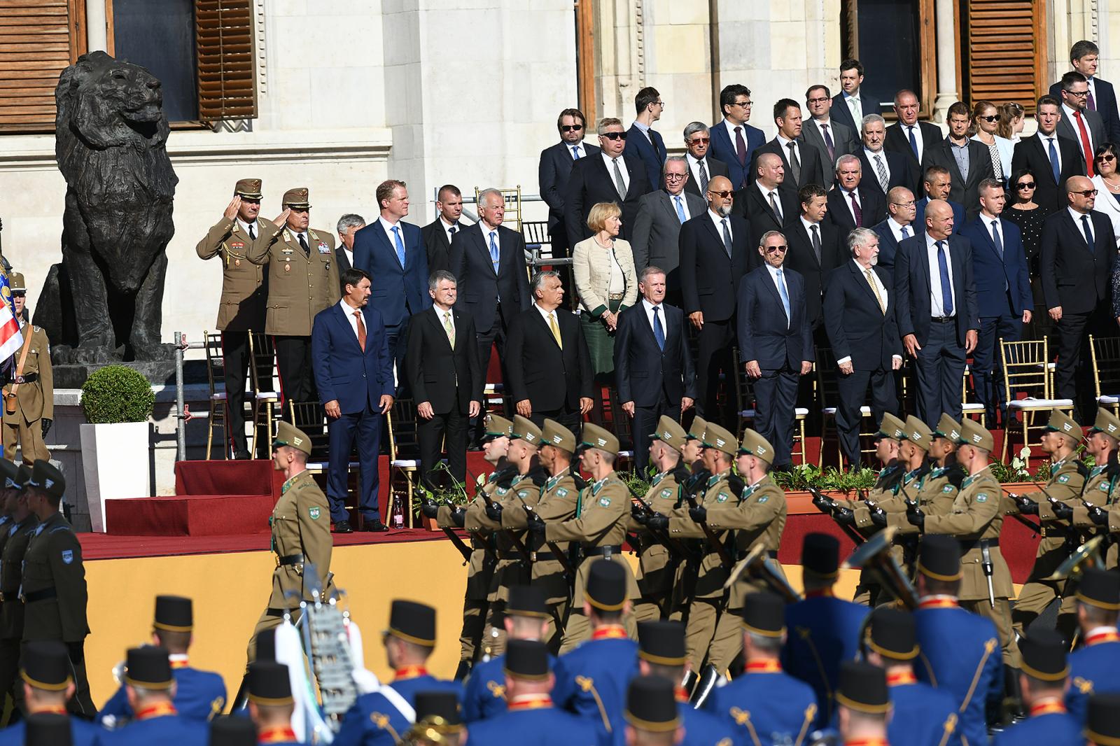 Tűzijáték helyett nemzeti színnel kivilágított Lánchíd