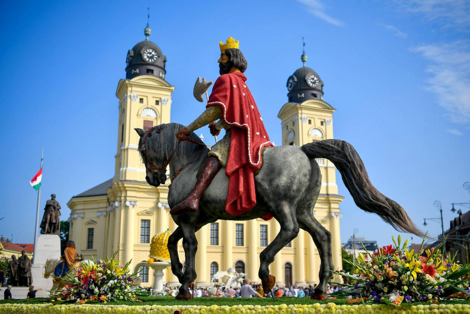 Tűzijáték helyett nemzeti színnel kivilágított Lánchíd