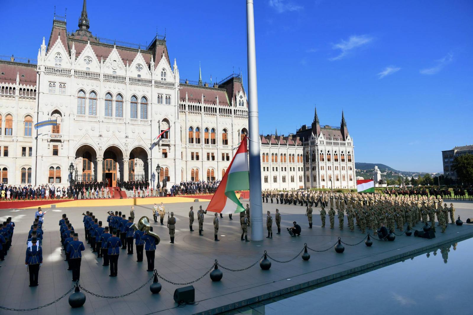 Tűzijáték helyett nemzeti színnel kivilágított Lánchíd