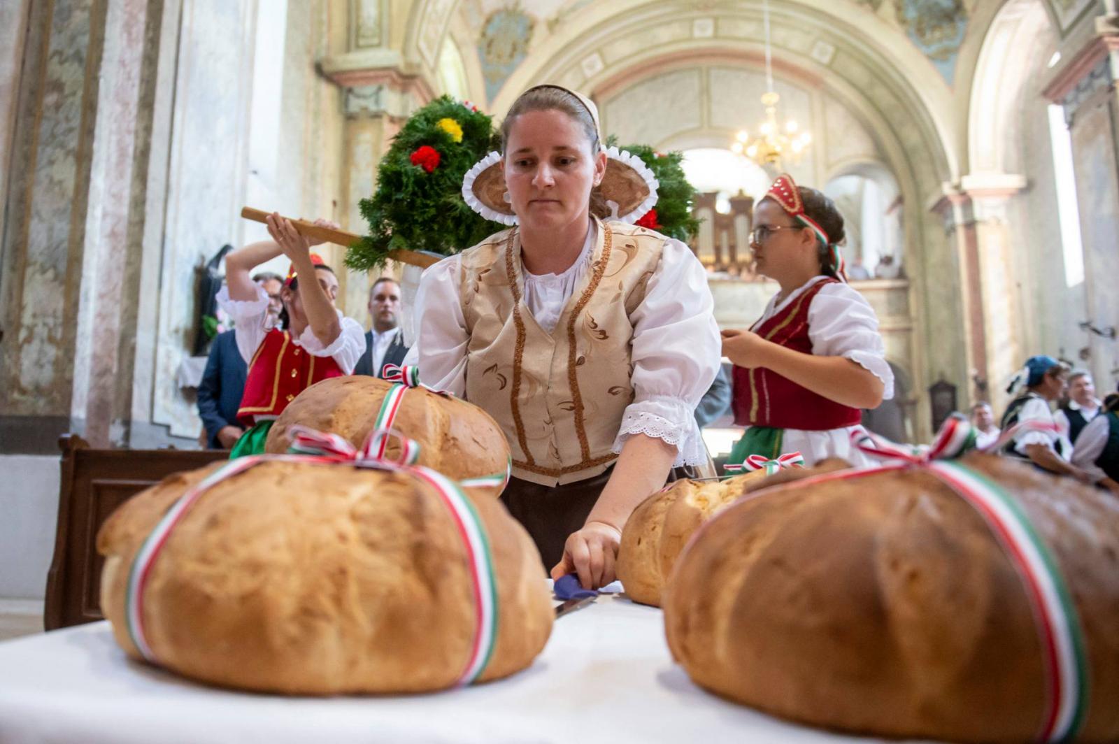 Tűzijáték helyett nemzeti színnel kivilágított Lánchíd