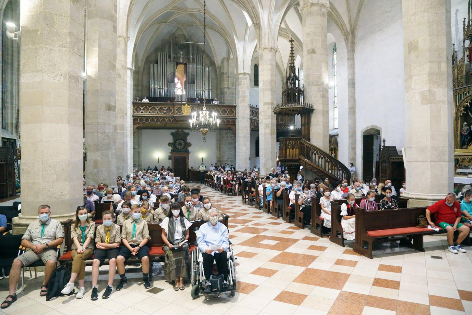 Tűzijáték helyett nemzeti színnel kivilágított Lánchíd