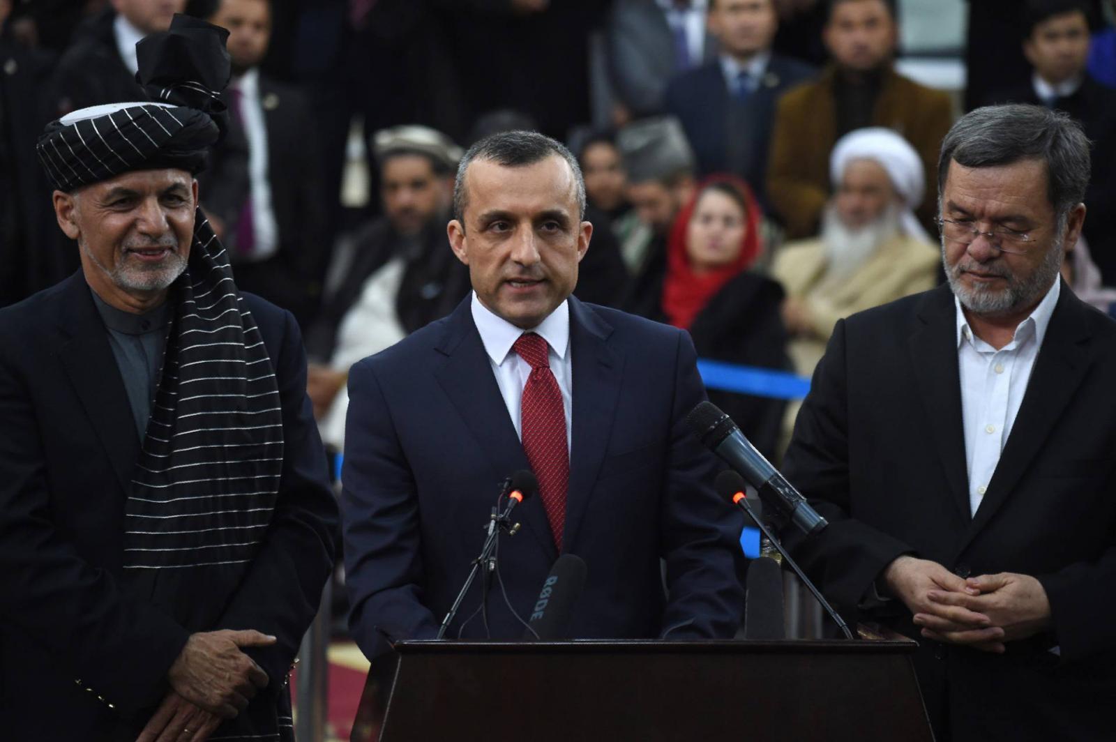 Amrullah Saleh (középen)