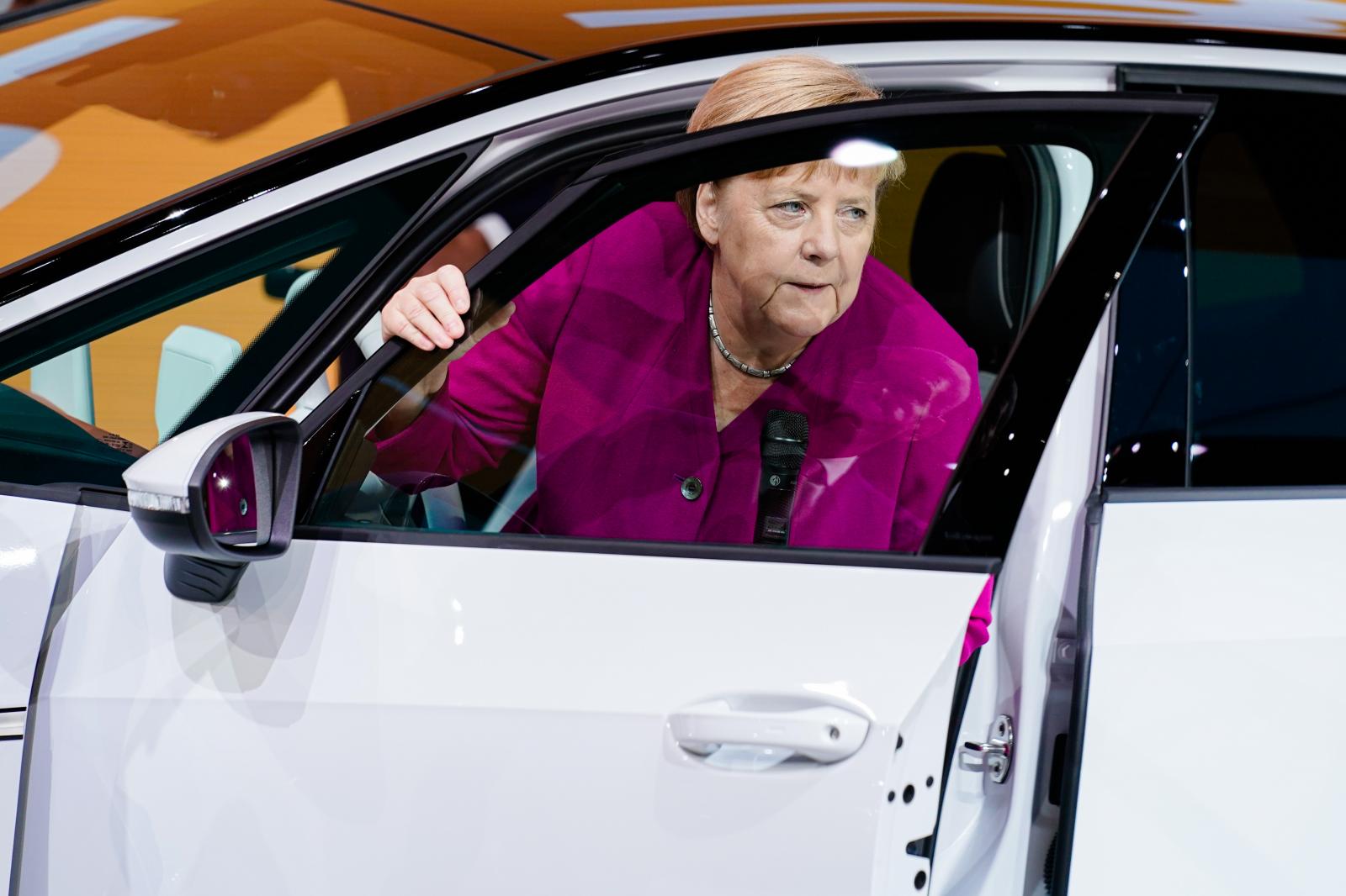 Angela Merkel német kancellár száll ki egy Volkswagen ID.3 elektromos autóból a Frankfurti Autószalonon 2019. szeptember 12-én.