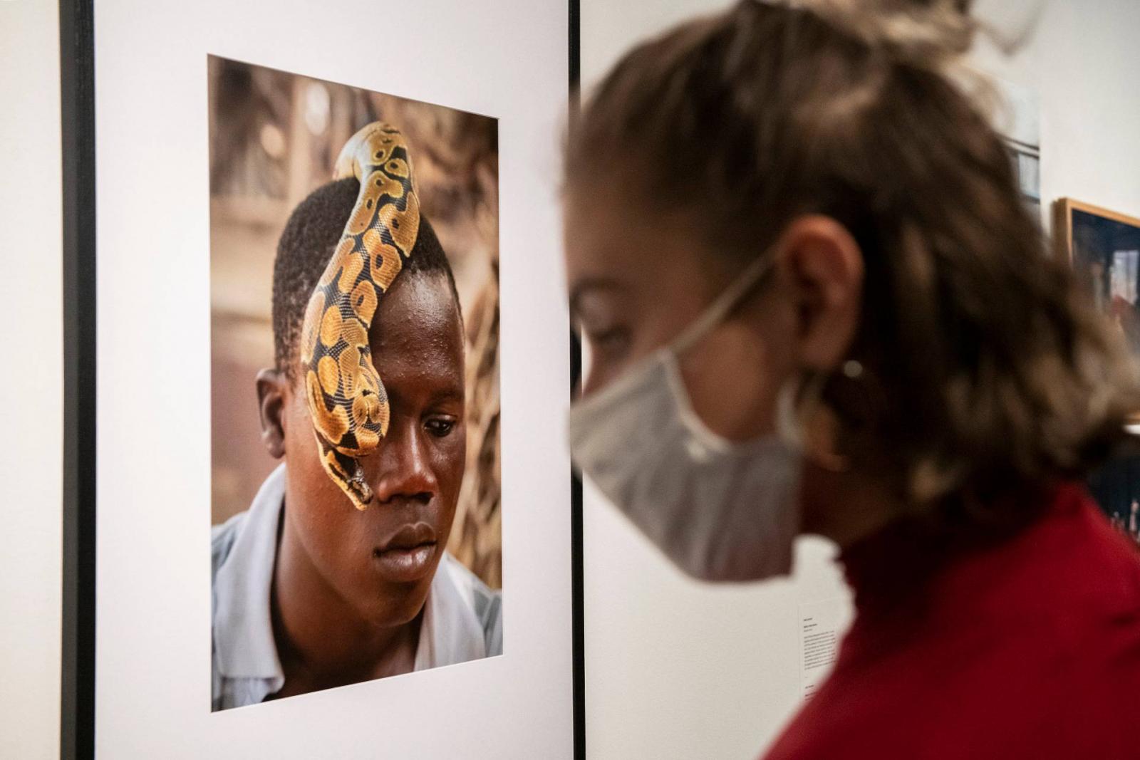 A togói kígyóárus Lomé vudupiacán