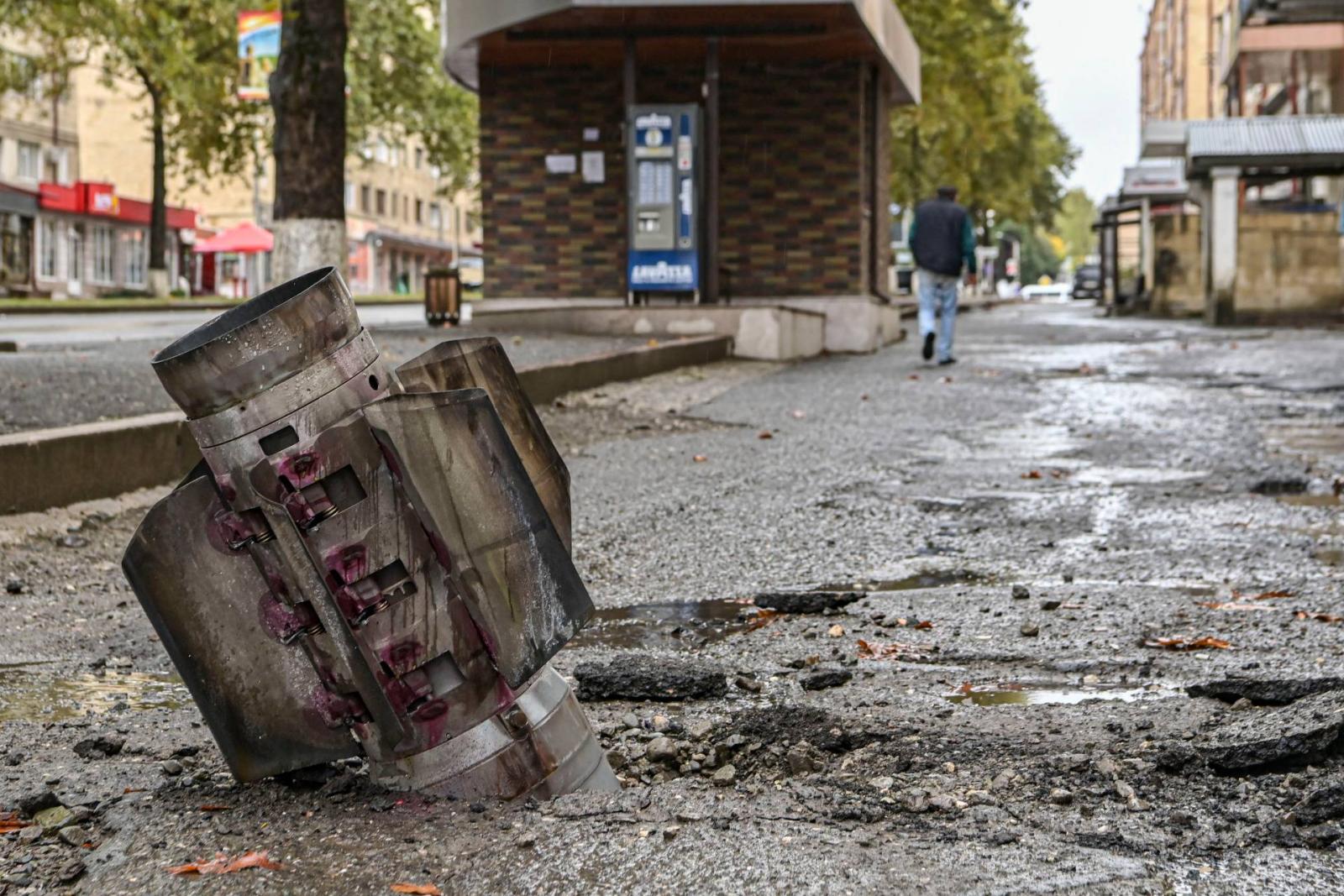 Fel nem robbant rakéta Sztepanakert városának egyik utcáján.