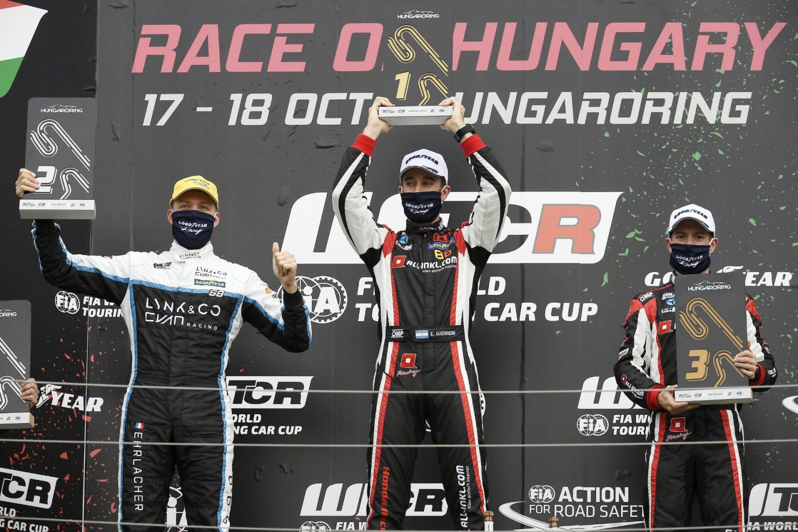 győztes argentin Esteban Guerrieri, az ALL-INKL.DE Muennich Motorsport pilótája Honda Civic TCR versenyautójával a túraautó-világkupa (WTCR) magyarországi versenyének első futamában a mogyoródi Hungaroringen 2020. október 18-án