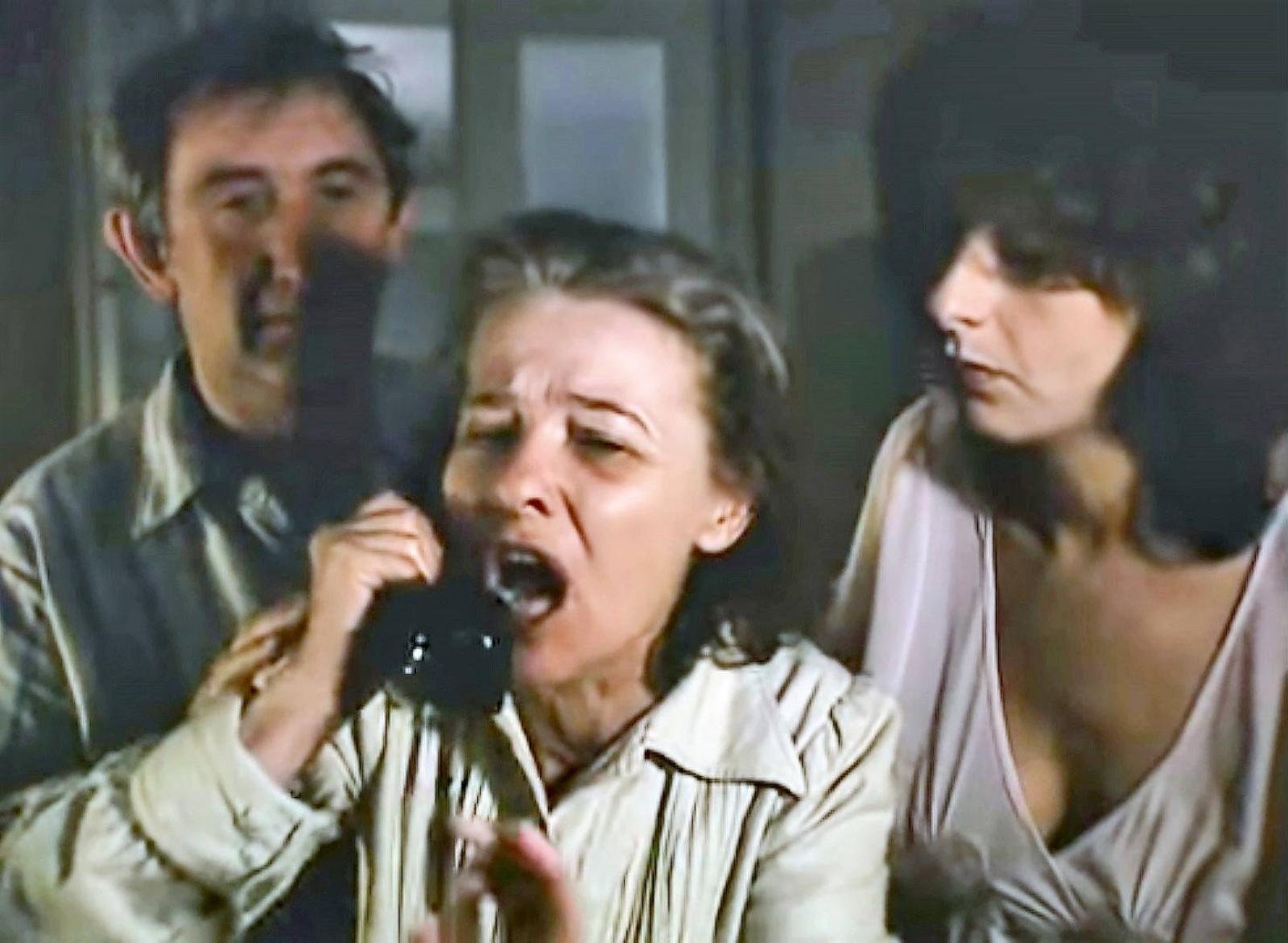 Törőcsik Mari, Garas Dezső és Hernádi Judit a Szamárköhögés emlékezetes jelenetében