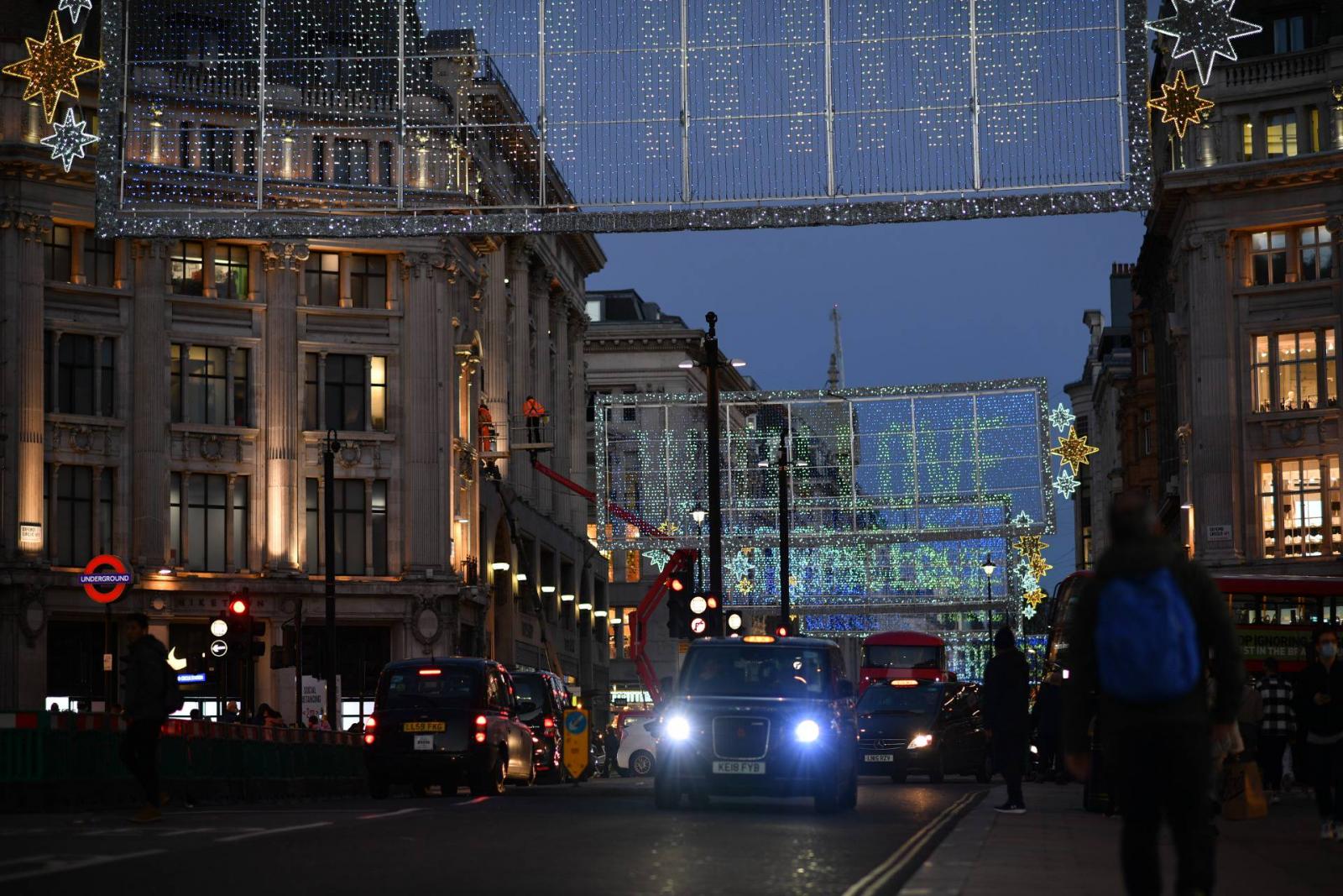 Karácsonyi fények Londonban, de egy hónapra felfüggesztik a nagy bevásárlásokat