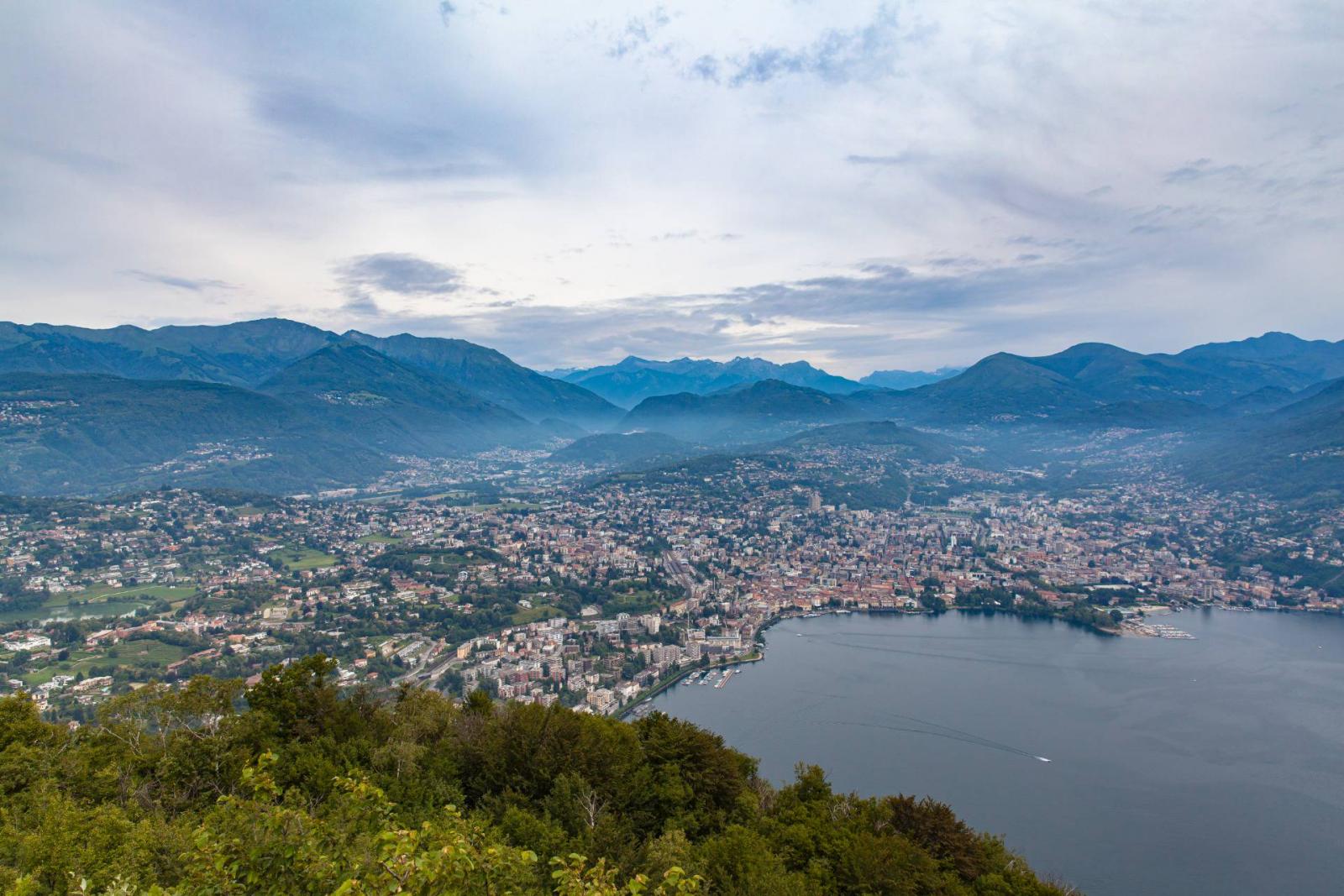 Lugano városa madártávlatból.