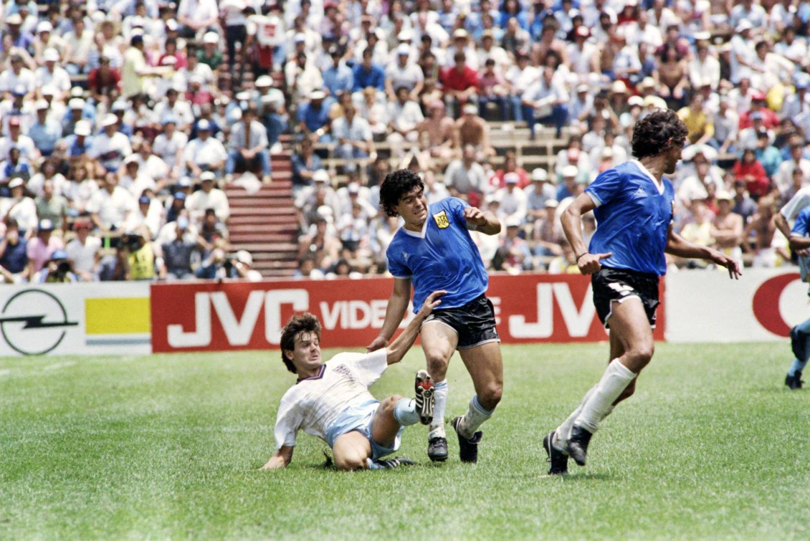 Maradona (középen) küzd az Anglia- Argentína meccsen, 1986-ban