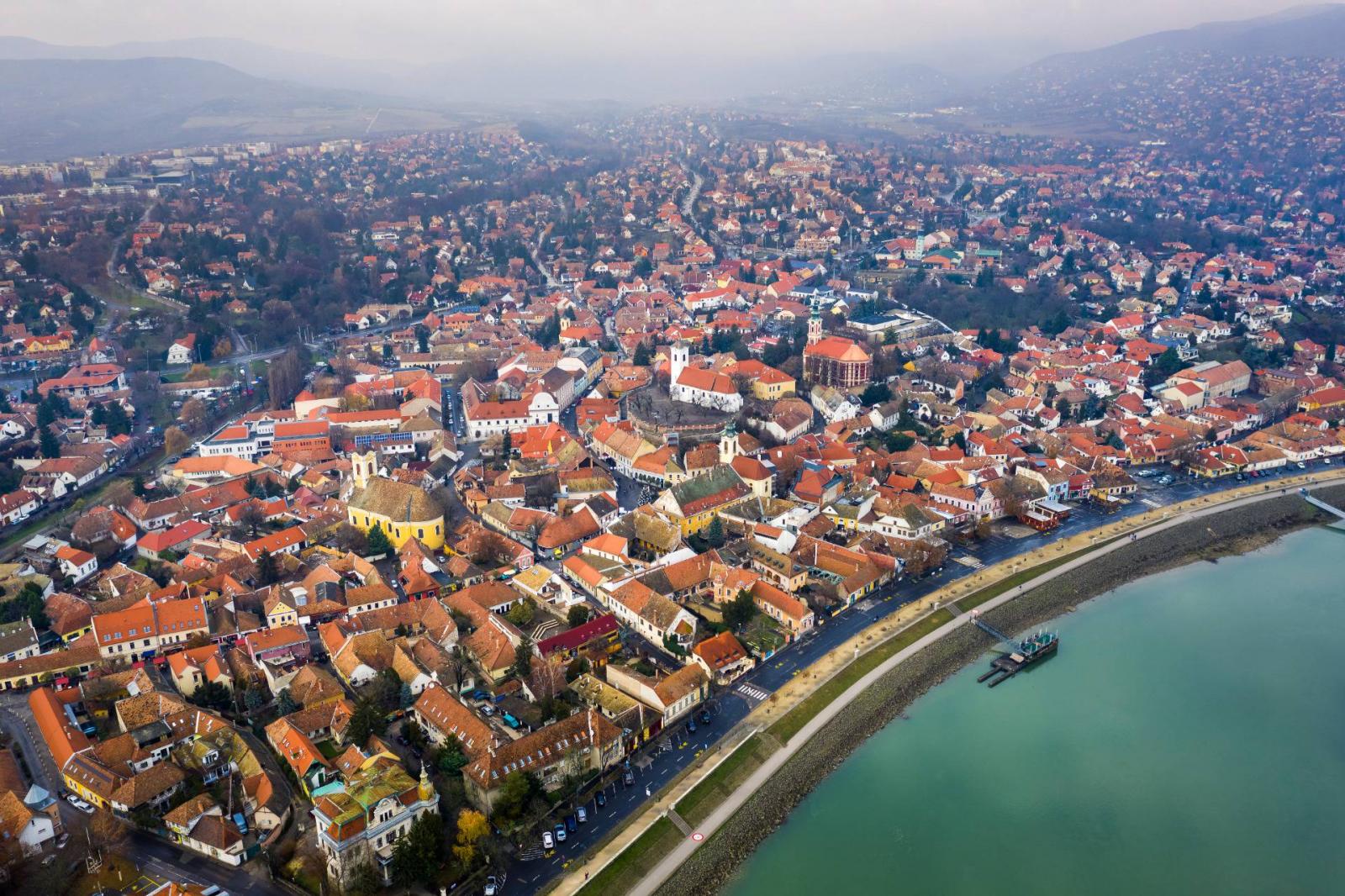 Szentendre madártávlatból. Évek óta a legnépszerűbb város Budapest közelében.