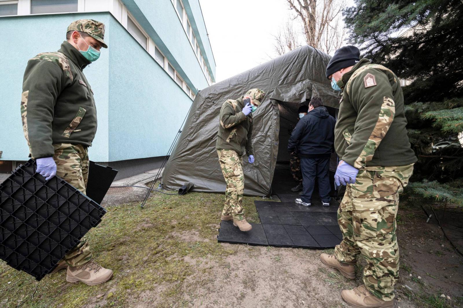 A koronavírussal együtt a kórházakban megjelentek a katonák is