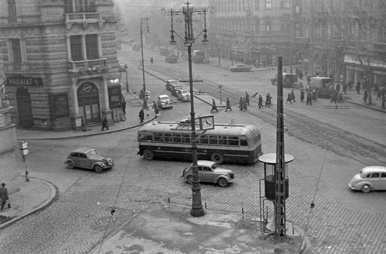 A pesti hálózat első, Király utcai vonalát 1949. december 21-én nyitották meg