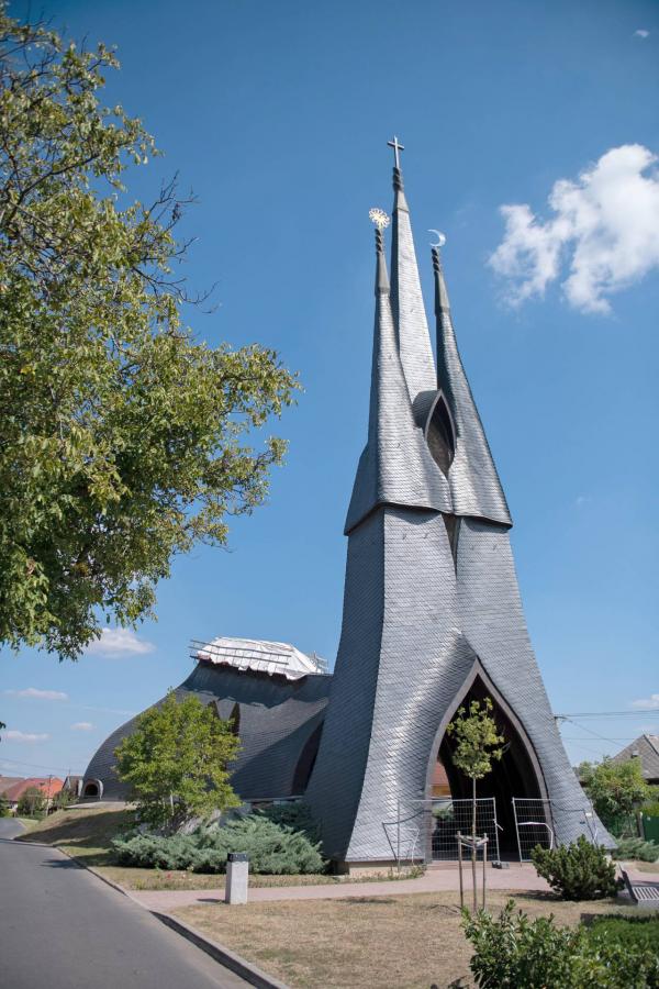 Az életmű egyik fontos alkotása, a paksi templom