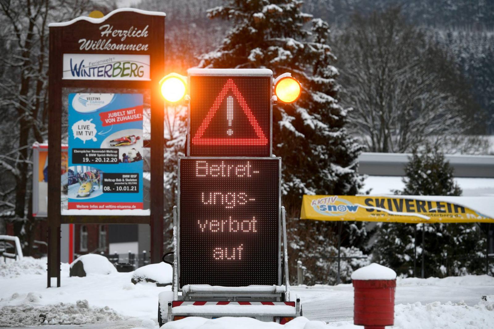 Az új koronavírusra figyelmeztető felirat Baden-Württembergben.