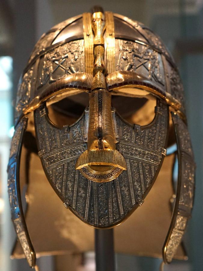 A Sutton Hoo csónak sírjánál talált sisak az egyik legismertebb régészeti felfedezés az Egyesült Királyságban