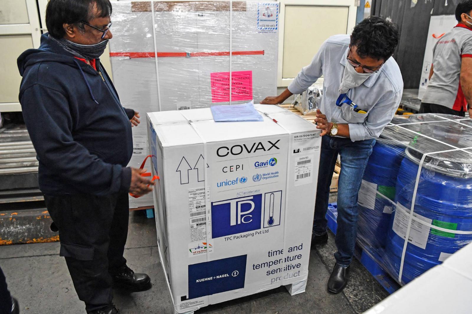 Covishield márkanevű vakcinát rakodnak Mumbai repülőterén