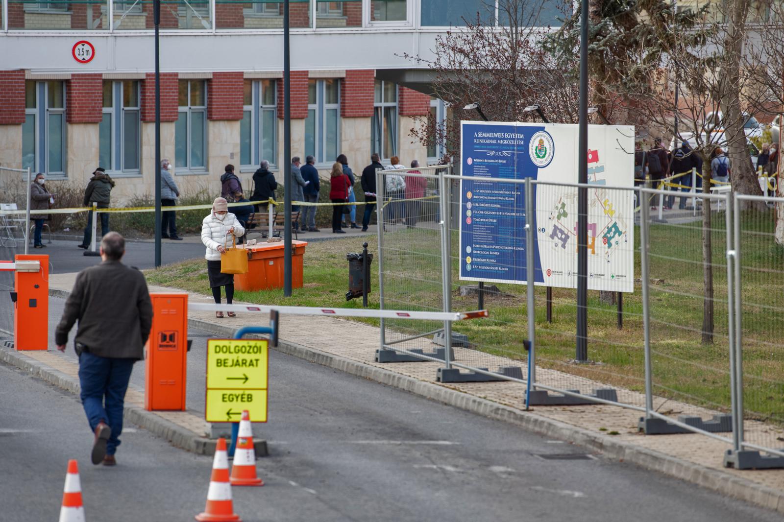 Sorállás a SOTE Klinikák oltópont előtt.