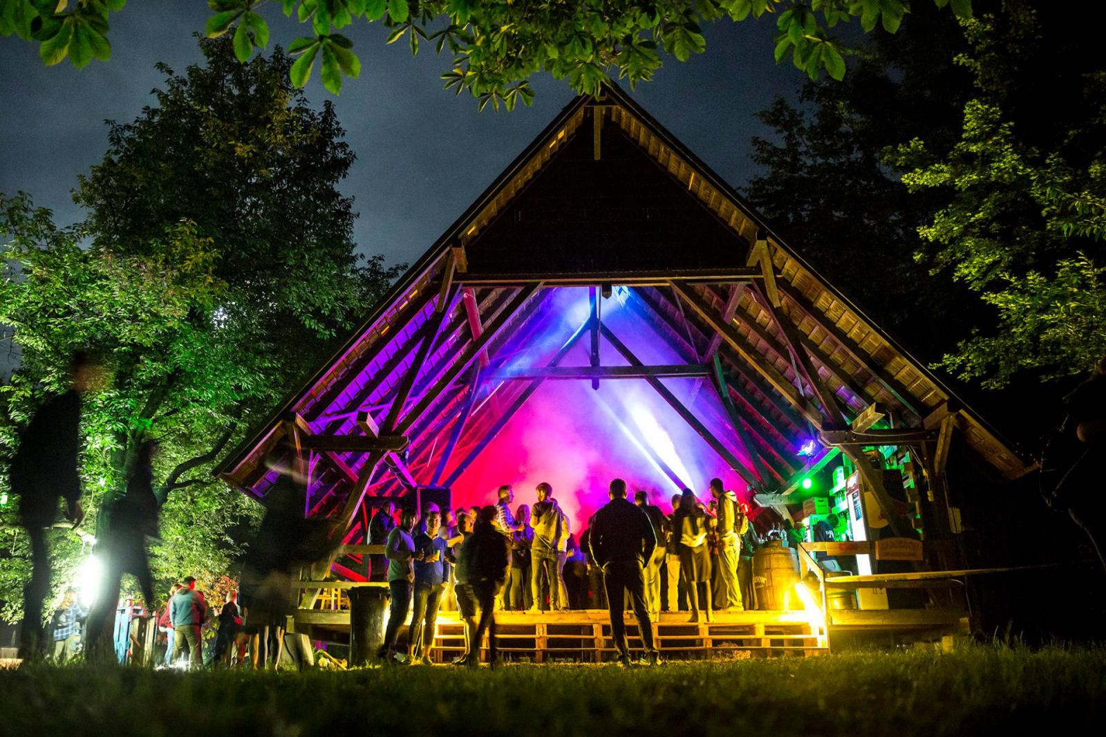 Fiatalok a Kolorádó Fesztiválon a Sztrilich Pál Cserkészparkban, Nagykovácsiban