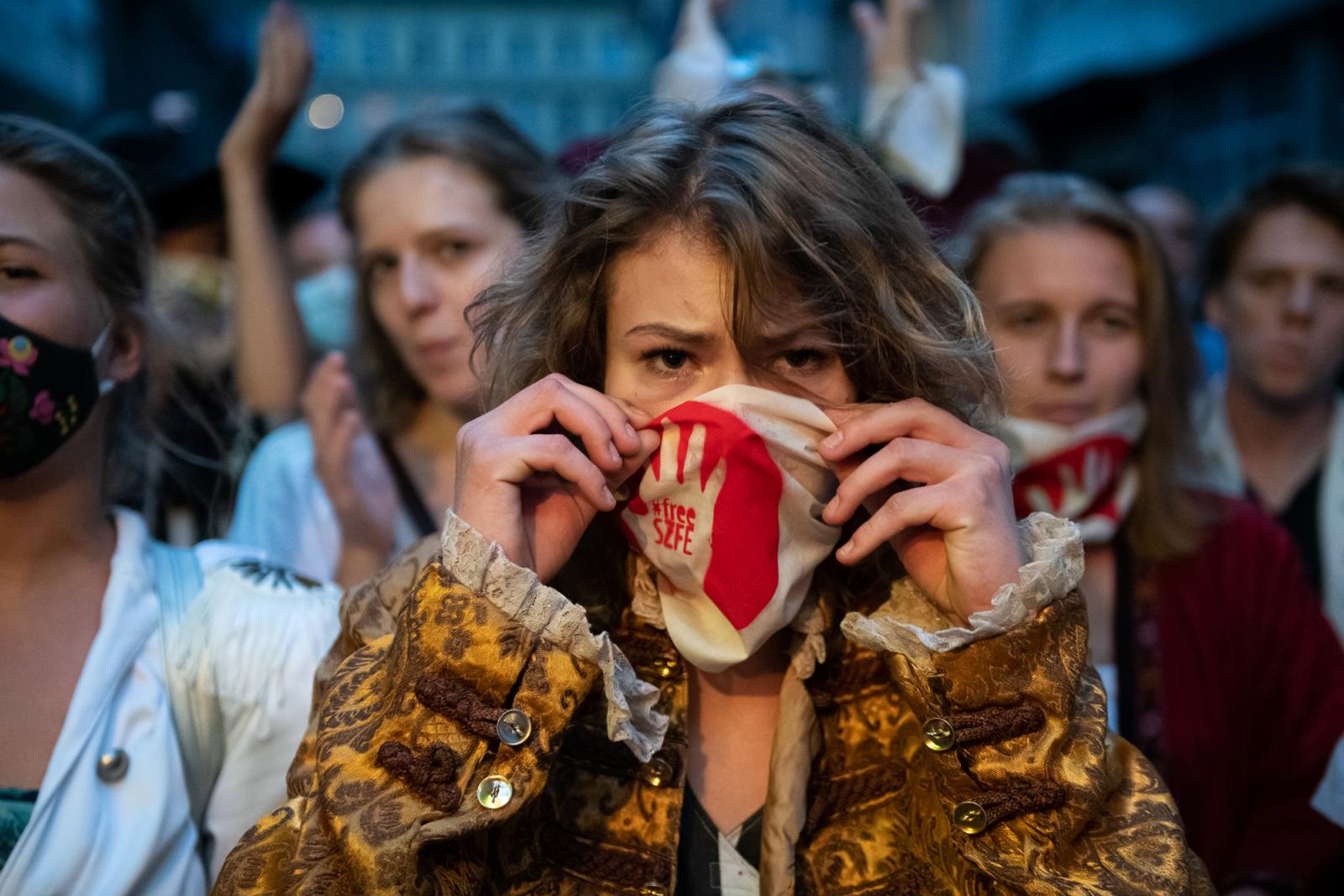 A Színház és Filmművészeti Egyetem diákjai tüntetést szerveztek, miután majdnem minden tanáruk benyújtotta a felmondását