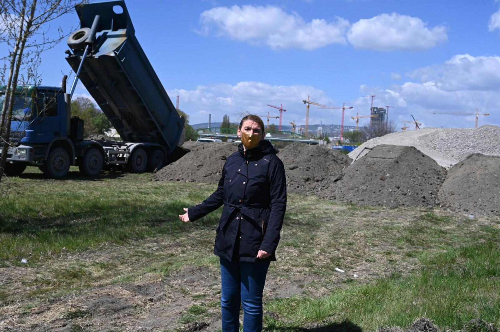 Baranyi Krisztina a beruházás helyszínén