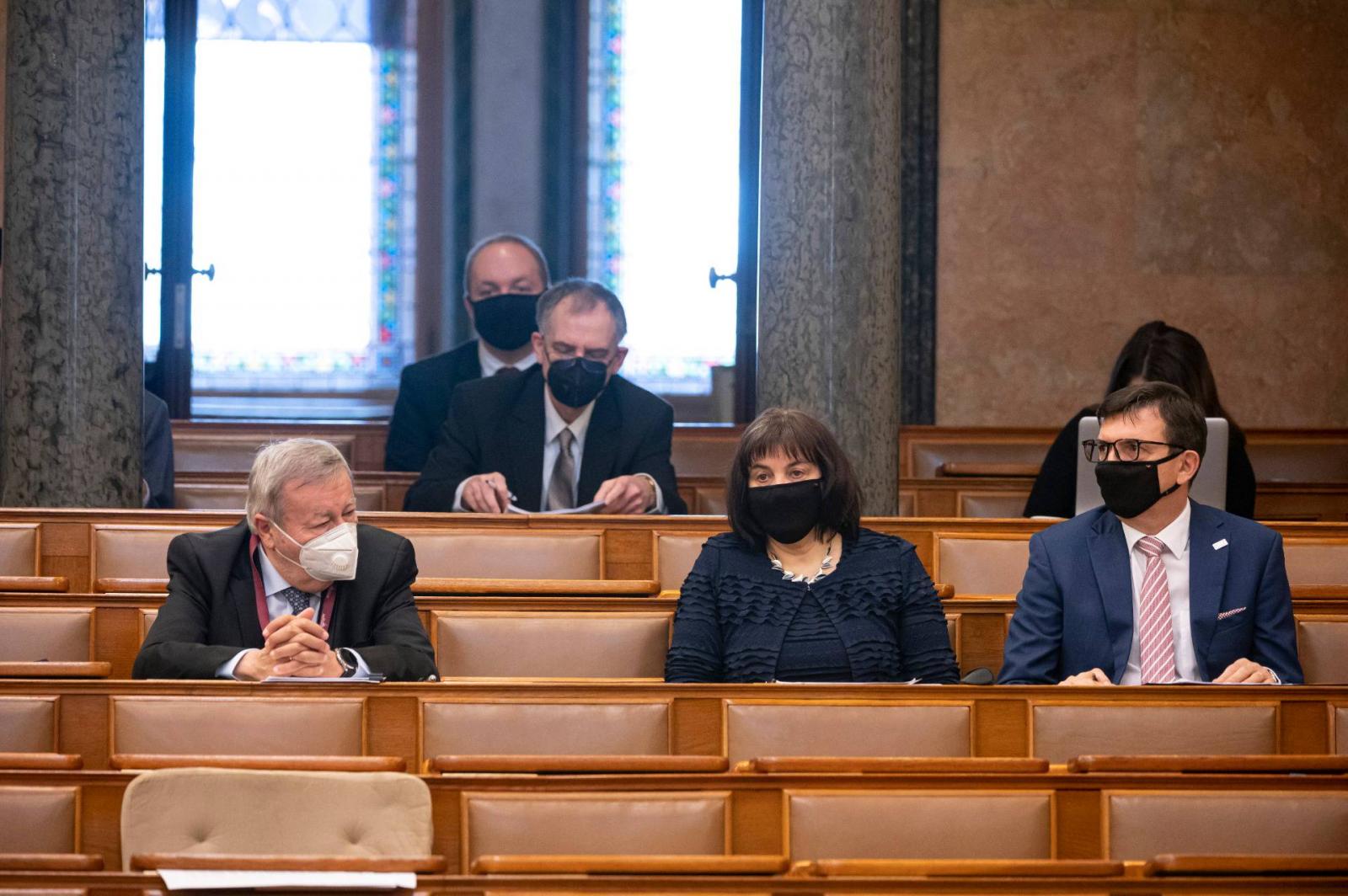 Kovács Árpád, a Költségvetési Tanács elnöke, Holman Magdolna, az Állami Számvevőszék alelnöke és Domokos László, az Állami Számvevőszék elnöke (b-j) hallgatja Varga Mihály pénzügyminiszter expozéját